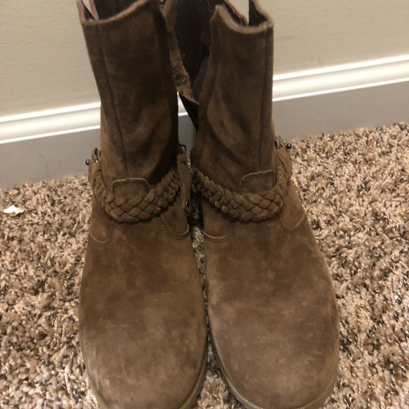 Size 7 Short Boots - Picture 2 of 2